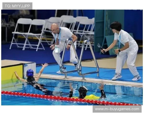 教练目光中的鼓励：世运会选手赛前与教练交流