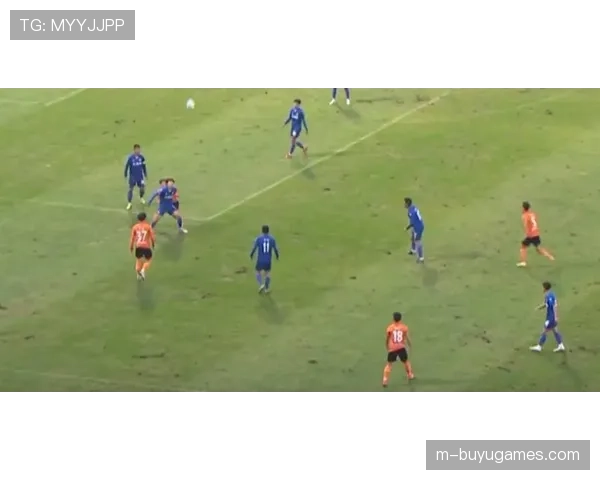 安联球场雨战，工作人员紧急处理角旗区积水